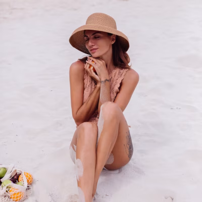 young-pretty-caucasian-tanned-fit-woman-knitted-clothes-hat-beach_343596-1482