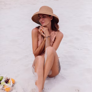 young-pretty-caucasian-tanned-fit-woman-knitted-clothes-hat-beach_343596-1482